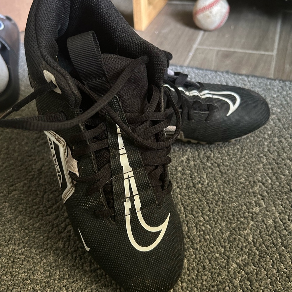 Nike Black and White Sports Shoes